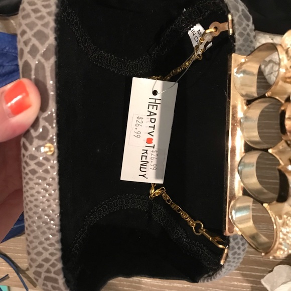 COPY - Skull Finger Wristlet - Picture 3 of 8